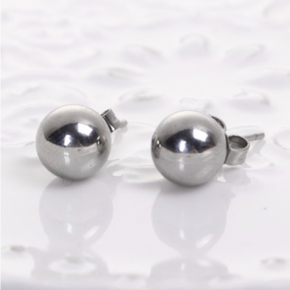 Elegant Sterling Silver Stud Earrings (7mm)